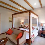 Airport Planet Lodge